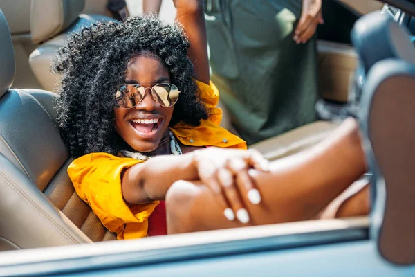 Афро-американских женщина в автомобиле — стоковое фото
