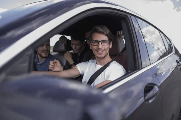 Close up side portrait of happy man driving car — стоковое фото