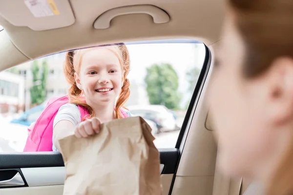 Частичный Вид Женщины Автомобиле Давая Бумажный Пакет Едой Дочери — стоковое фото