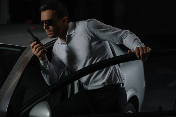 Мужчины Тайный Агент Солнцезащитные Очки Использованием Walkie Talkie Возле Автомобиля — стоковое фото