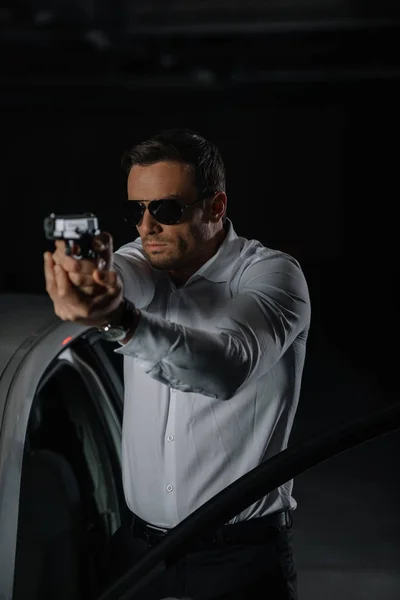 Вид Спереди Тайного Агента Мужчин Солнцезащитные Очки Целью Пистолет — стоковое фото