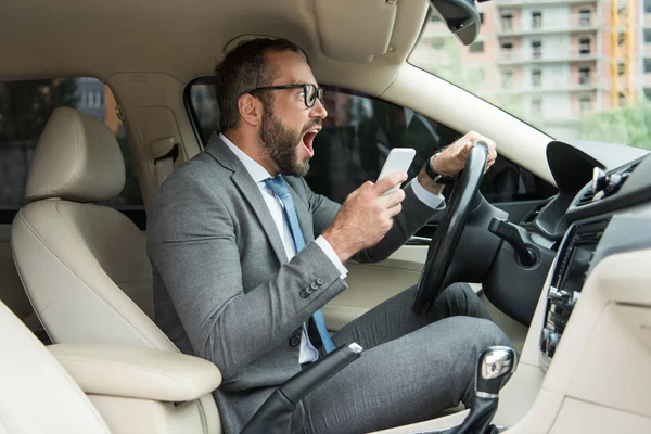 Side View Handsome Businessman Screaming Car Holding Smartphone Hand — стоковое фото