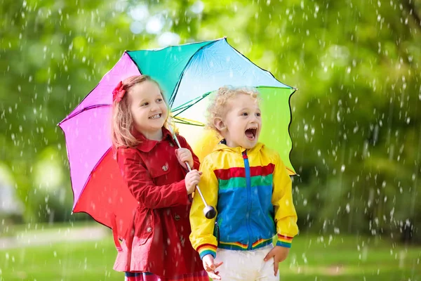 Маленький Мальчик Девочка Играют Дождливое Лето Парк Дети Красочная Радуга — стоковое фото
