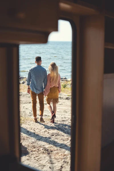 Back View Hippie Couple Holding Hands Walking Sea Trailer Door — стоковое фото