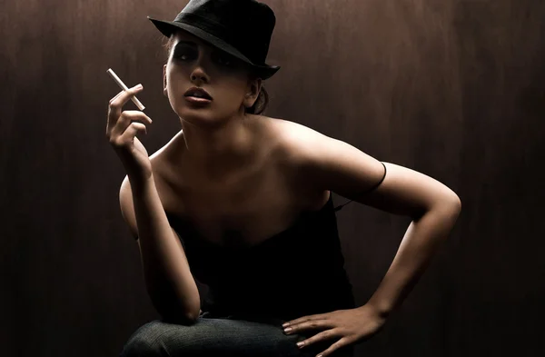 Изобразительное искусство портрет красивая дама с сигаретой — стоковое фото