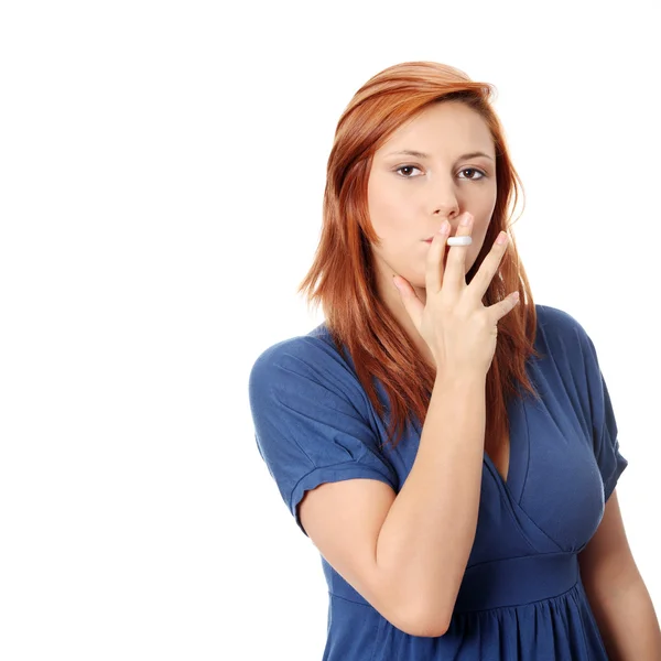 Молодая женщина, курящая электронную сигарету — стоковое фото