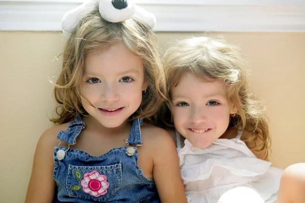Две сестры-близнецы маленький красивый малыш — стоковое фото