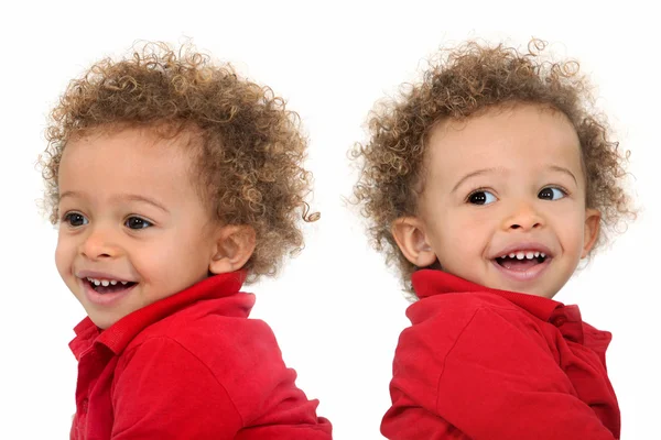 Глядя очаровательны близнецов с вьющимися волосами — стоковое фото