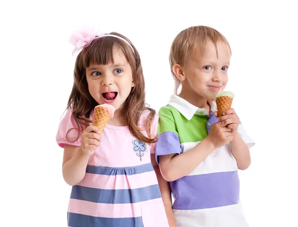 Счастливая детская девочка близнецов и мальчик с мороженым в студии isola — стоковое фото