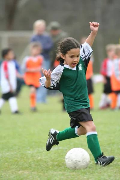 Молодая девушка, игра в футбол — стоковое фото