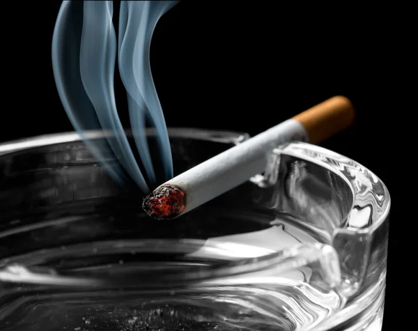 Сигареты на Пепельницы — стоковое фото
